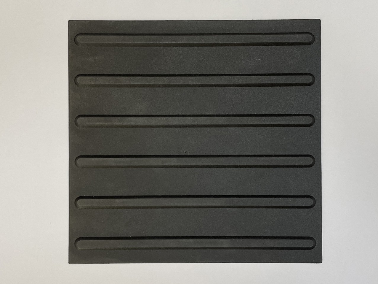 taktile Platte 300x300x5mm, Linien 16mm schwarz Rabatt 20%