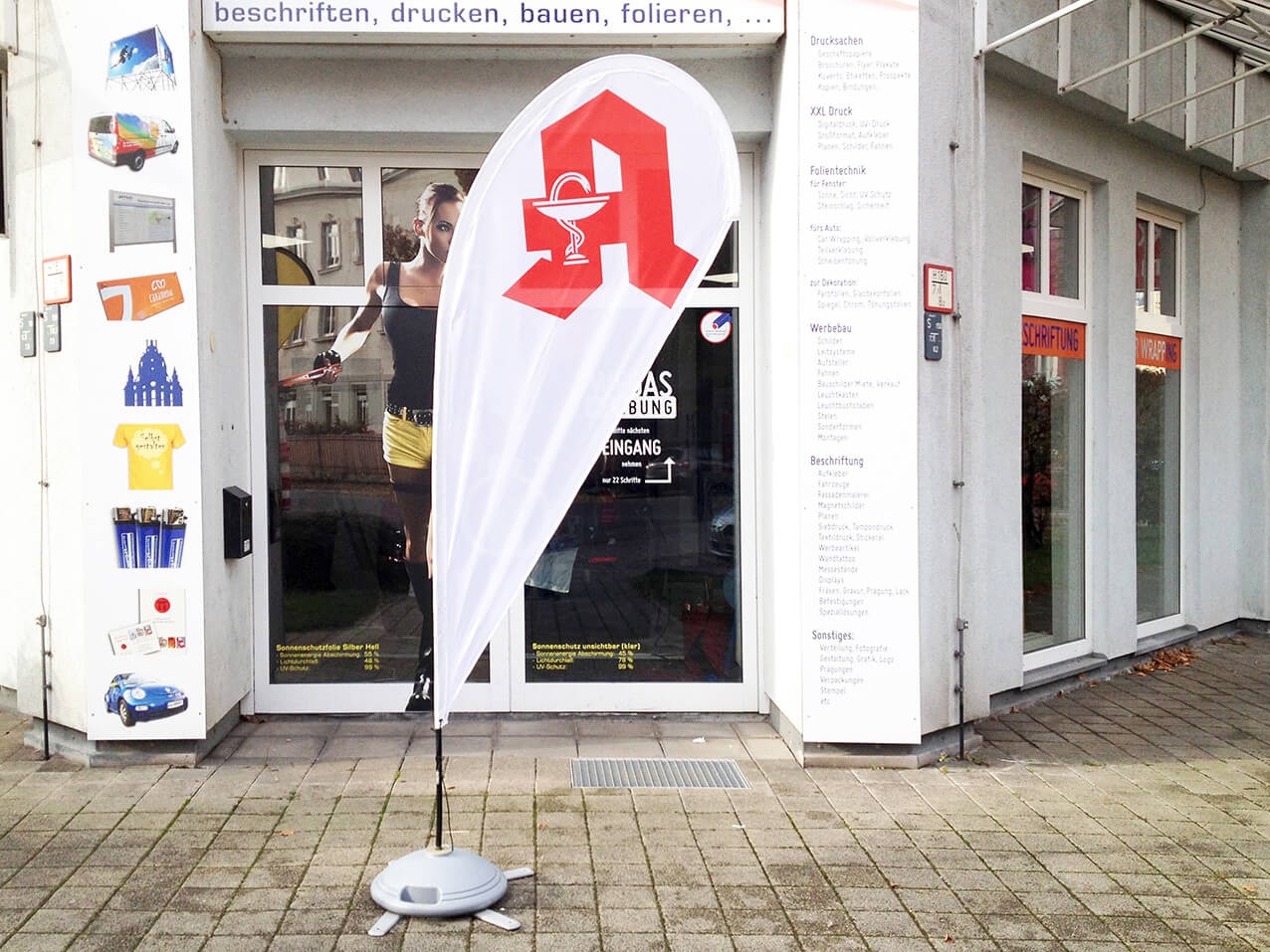 Beachflag Strandflagge Tropfen mit Apotheke